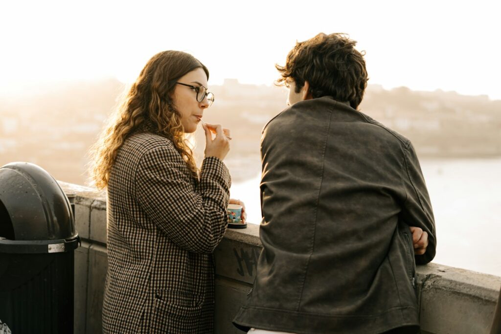 Casal sentado lado a lado conversando