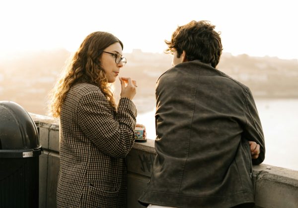 Casal sentado lado a lado conversando